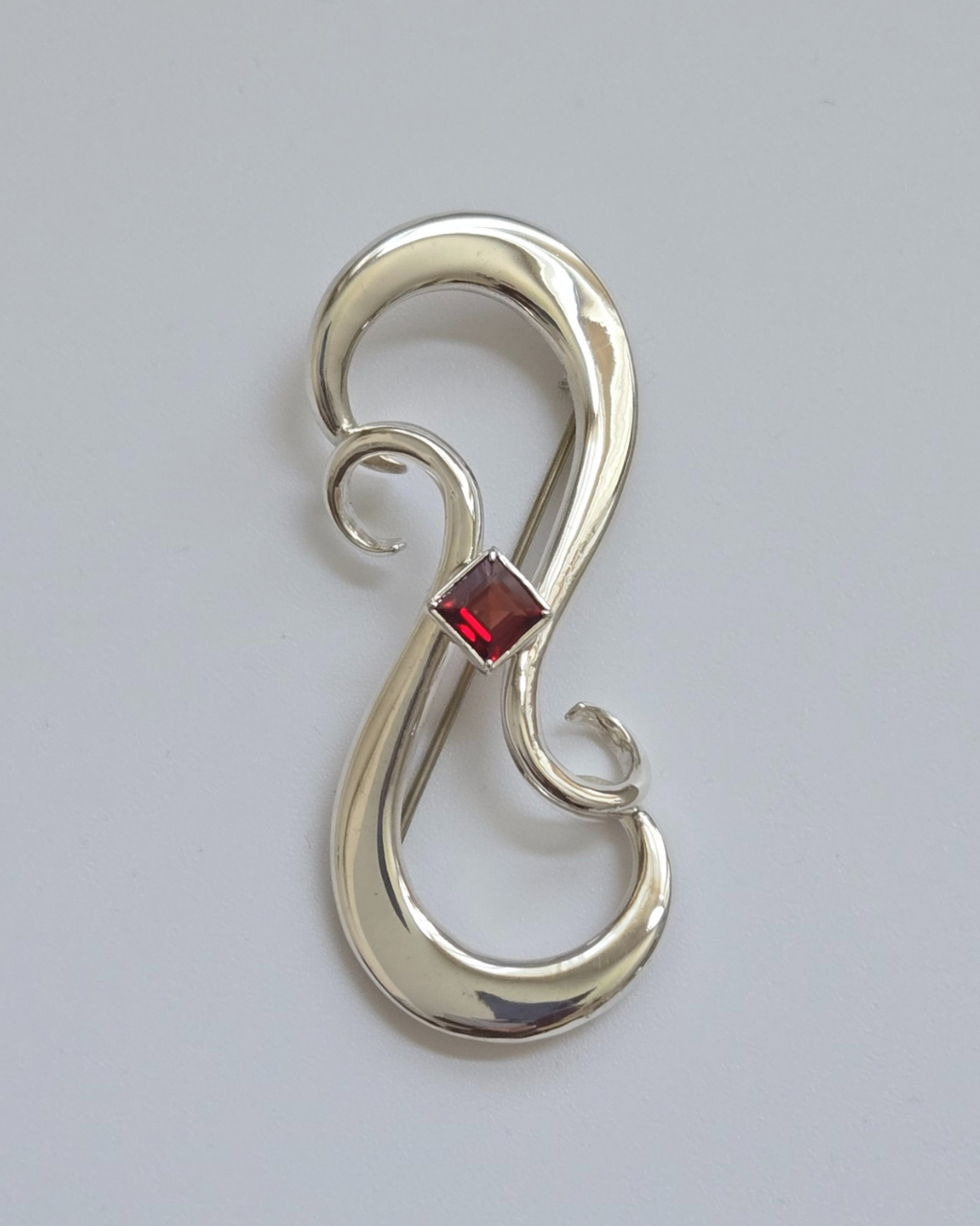 P23 SSG - Sterling Silver with Garnet Stone